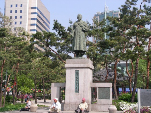 独立運動家の孫秉熙（ソン・ビョンヒ）の像